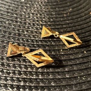 0154) Vintage Goldtone Crown Trifari clipon earrings